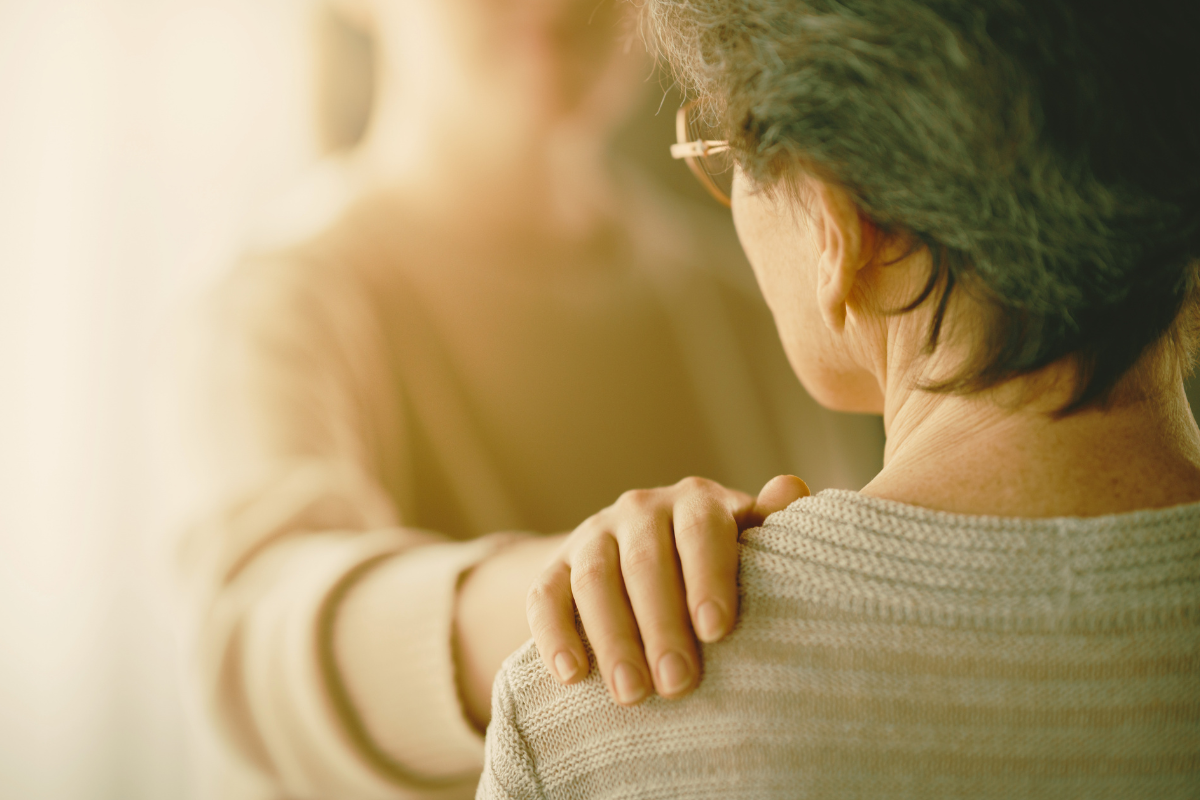Gesto de apoio entre familiares durante o tratamento